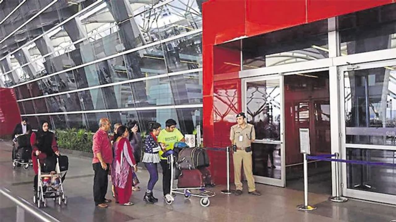 दिल्ली वालों के लिए जरूरी खबर, अब इतने घंटे पहले पहुंचना होगा एयरपोर्ट वरना छूट जाएगी फ्लाइट दिल्ली वालों के लिए जरूरी खबर, अब इतने घंटे पहले पहुंचना होगा एयरपोर्ट वरना छूट जाएगी फ्लाइट