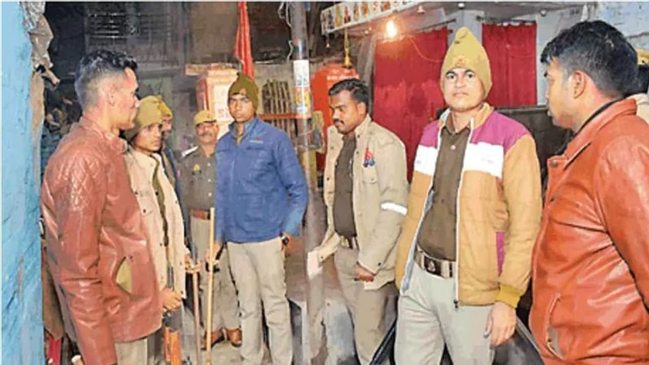 आरती खत्म होने तक नहीं किया गया इंतजार, कानपुर में धर्मस्थल पर पथराव के बाद कई थानों की फोर्स मौके पर पहुंची आरती खत्म होने तक नहीं किया गया इंतजार, कानपुर में धर्मस्थल पर पथराव के बाद कई थानों की फोर्स मौके पर पहुंची