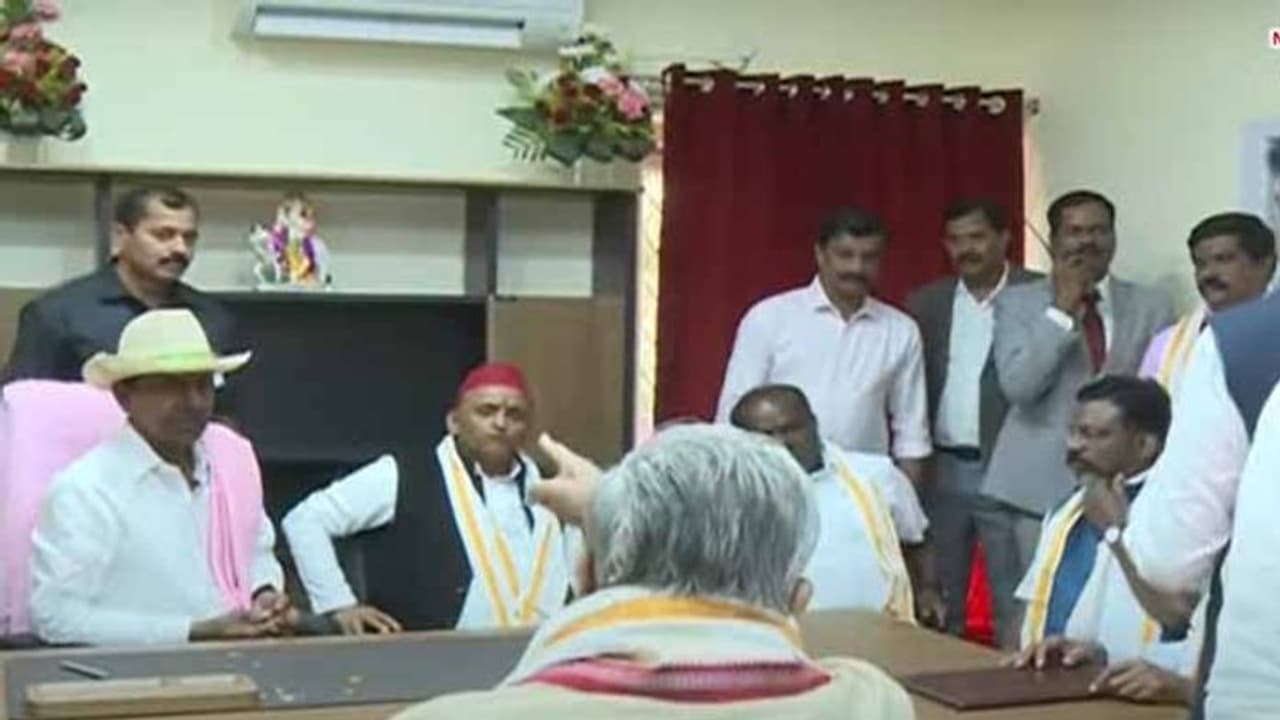 న్యూఢిల్లీలో బీఆర్ఎస్ కార్యాలయం ప్రారంభం: పార్టీ జెండాను ఆవిష్కరించిన కేసీఆర్ న్యూఢిల్లీలో బీఆర్ఎస్ కార్యాలయం ప్రారంభం: పార్టీ జెండాను ఆవిష్కరించిన కేసీఆర్