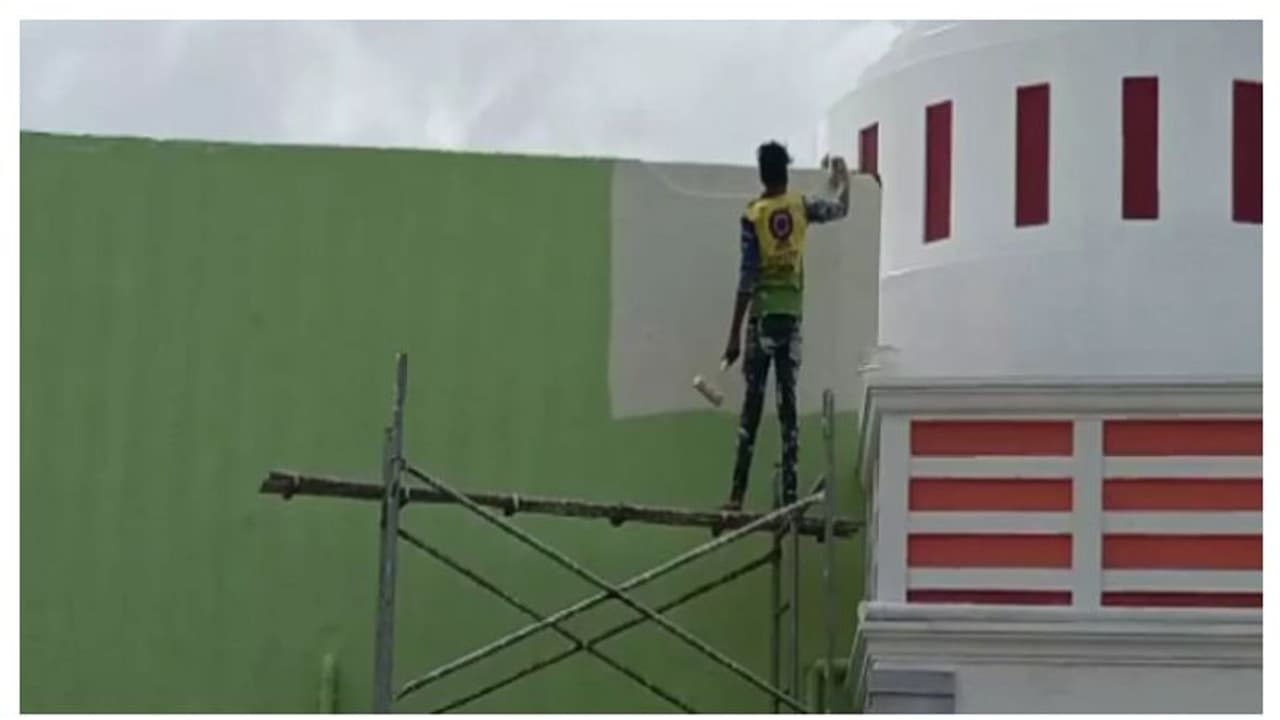 കർണാടകയിലും പച്ച പെയിന്റ് വിവാദം; റെയിൽവേ സ്റ്റേഷന്റെ നിറം മാറ്റിയില്ലെങ്കിൽ കാവി പൂശുമെന്ന് പ്രതിഷേധക്കാർ കർണാടകയിലും പച്ച പെയിന്റ് വിവാദം; റെയിൽവേ സ്റ്റേഷന്റെ നിറം മാറ്റിയില്ലെങ്കിൽ കാവി പൂശുമെന്ന് പ്രതിഷേധക്കാർ