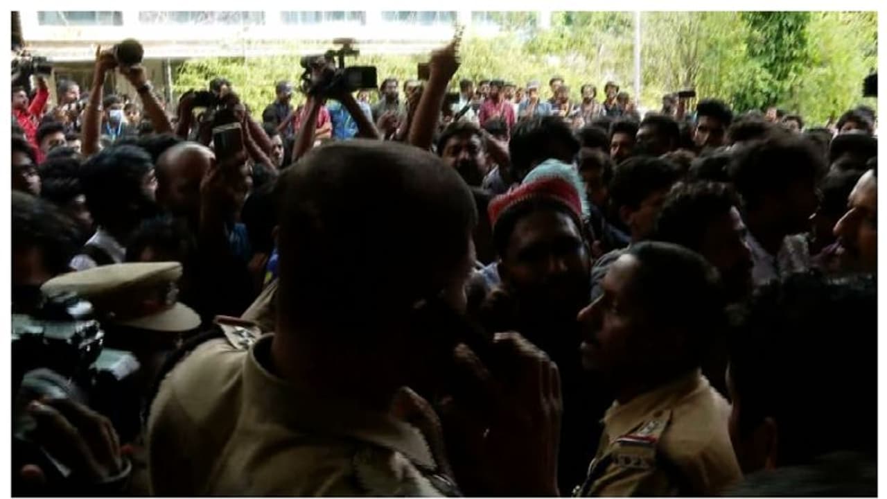 'നന്‍പകല്‍' പ്രതിഷേധത്തില്‍ കേസ്: ചലച്ചിത്രമേളയ്ക്കിടെ പ്രതിഷേധിച്ച മൂന്ന് പേര്‍ക്കെതിരെ കേസ്