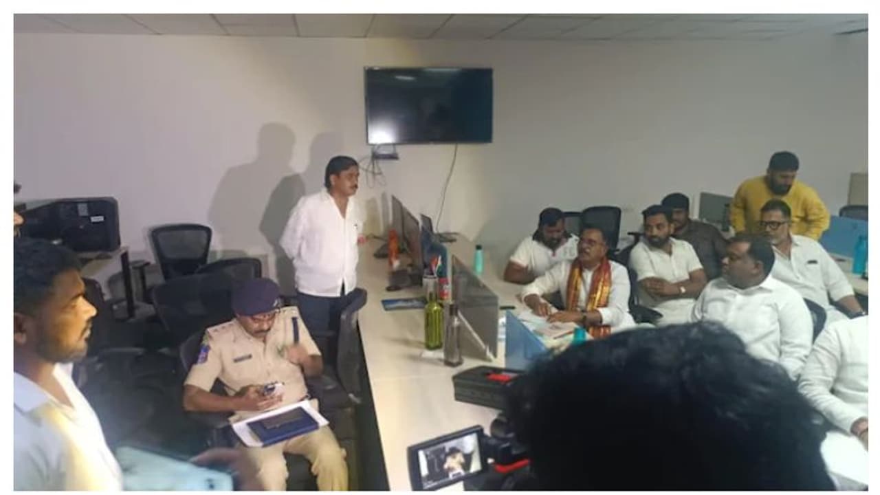 ഹൈദരാബാദിലെ കോൺഗ്രസ് വാർ റൂമിൽ അർധരാത്രി പൊലീസ് റെയ്ഡ്, മൂന്ന് പേർ കസ്റ്റഡിയിൽ ഹൈദരാബാദിലെ കോൺഗ്രസ് വാർ റൂമിൽ അർധരാത്രി പൊലീസ് റെയ്ഡ്, മൂന്ന് പേർ കസ്റ്റഡിയിൽ