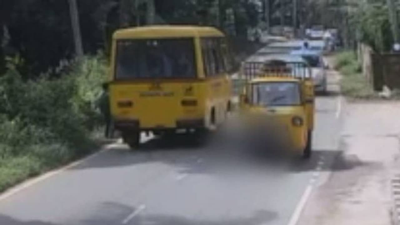 മലപ്പുറത്ത് ഗുഡ്സ് ഓട്ടോയിടിച്ച് വിദ്യർത്ഥിനിക്ക് ദാരുണാന്ത്യം, അപകടം സ്കൂൾബസ് ഇറങ്ങി റോഡ് മുറിച്ച് കടക്കവെ മലപ്പുറത്ത് ഗുഡ്സ് ഓട്ടോയിടിച്ച് വിദ്യർത്ഥിനിക്ക് ദാരുണാന്ത്യം, അപകടം സ്കൂൾബസ് ഇറങ്ങി റോഡ് മുറിച്ച് കടക്കവെ