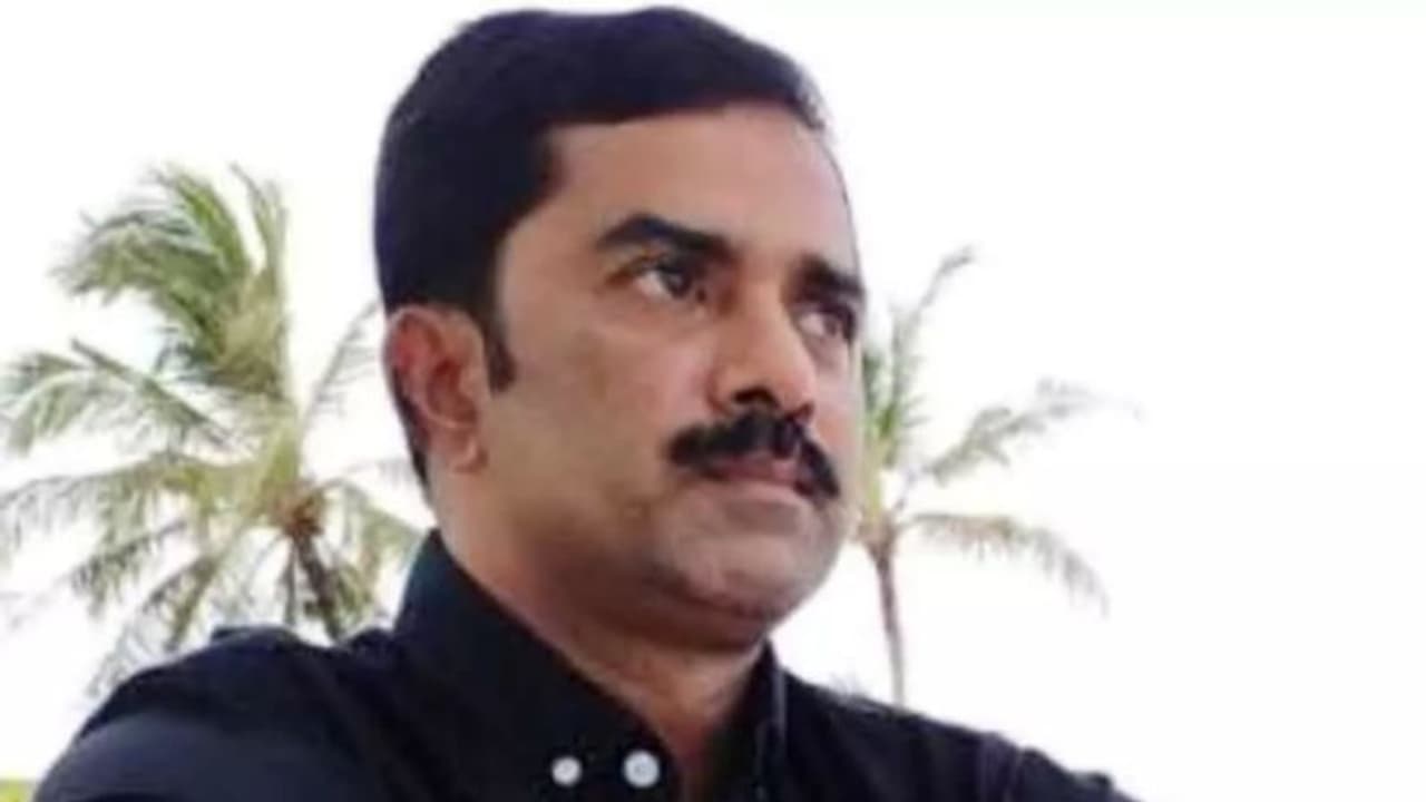 അവധിക്ക് നാട്ടിലെത്തിയ പ്രവാസി തലയില് തേങ്ങ വീണ് മരിച്ചു അവധിക്ക് നാട്ടിലെത്തിയ പ്രവാസി തലയില് തേങ്ങ വീണ് മരിച്ചു