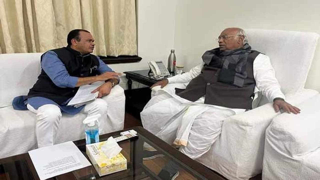 ఎఐసీసీ చీఫ్ మల్లికార్జున ఖర్గేతో కోమటిరెడ్డి భేటీ: పార్టీ పరిస్థితులపై చర్చ ఎఐసీసీ చీఫ్ మల్లికార్జున ఖర్గేతో కోమటిరెడ్డి భేటీ: పార్టీ పరిస్థితులపై చర్చ