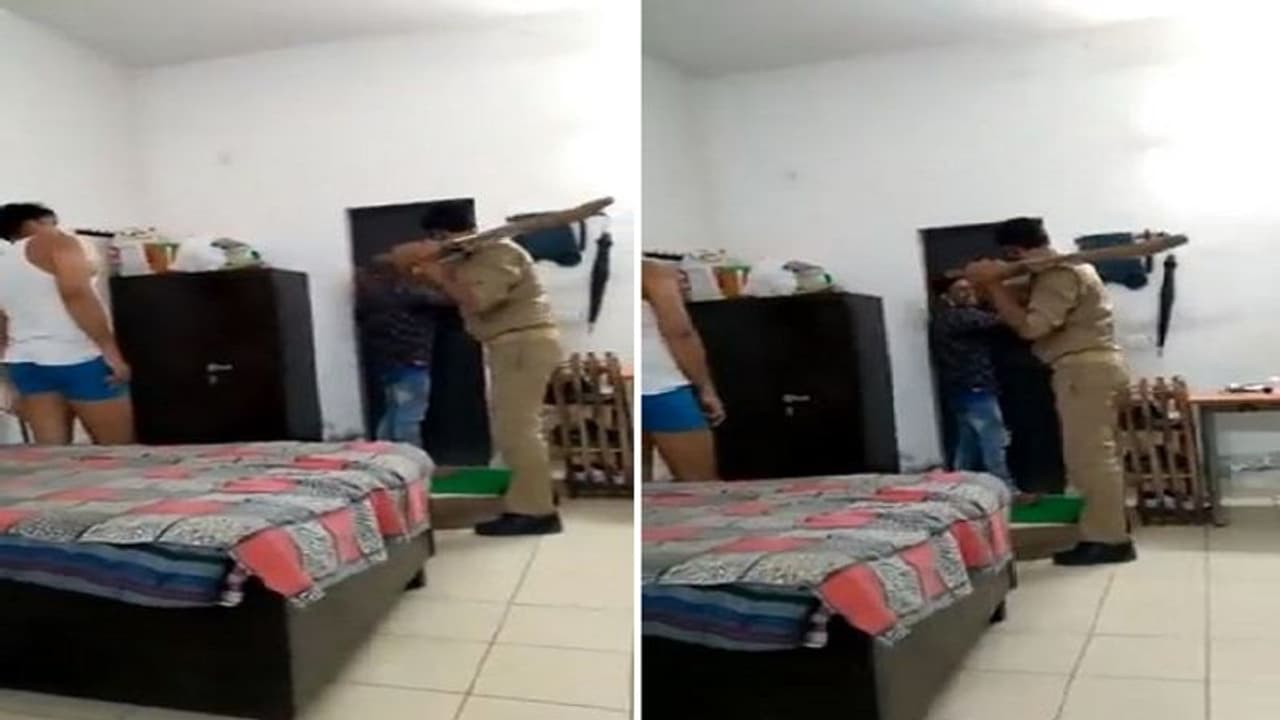 बैट से 2 पुलिसकर्मी कर रहे पिटाई, युवक जोर जोर से चिल्लाकर नहीं मारने का कर रहा आग्रह, वीडियो वायरल