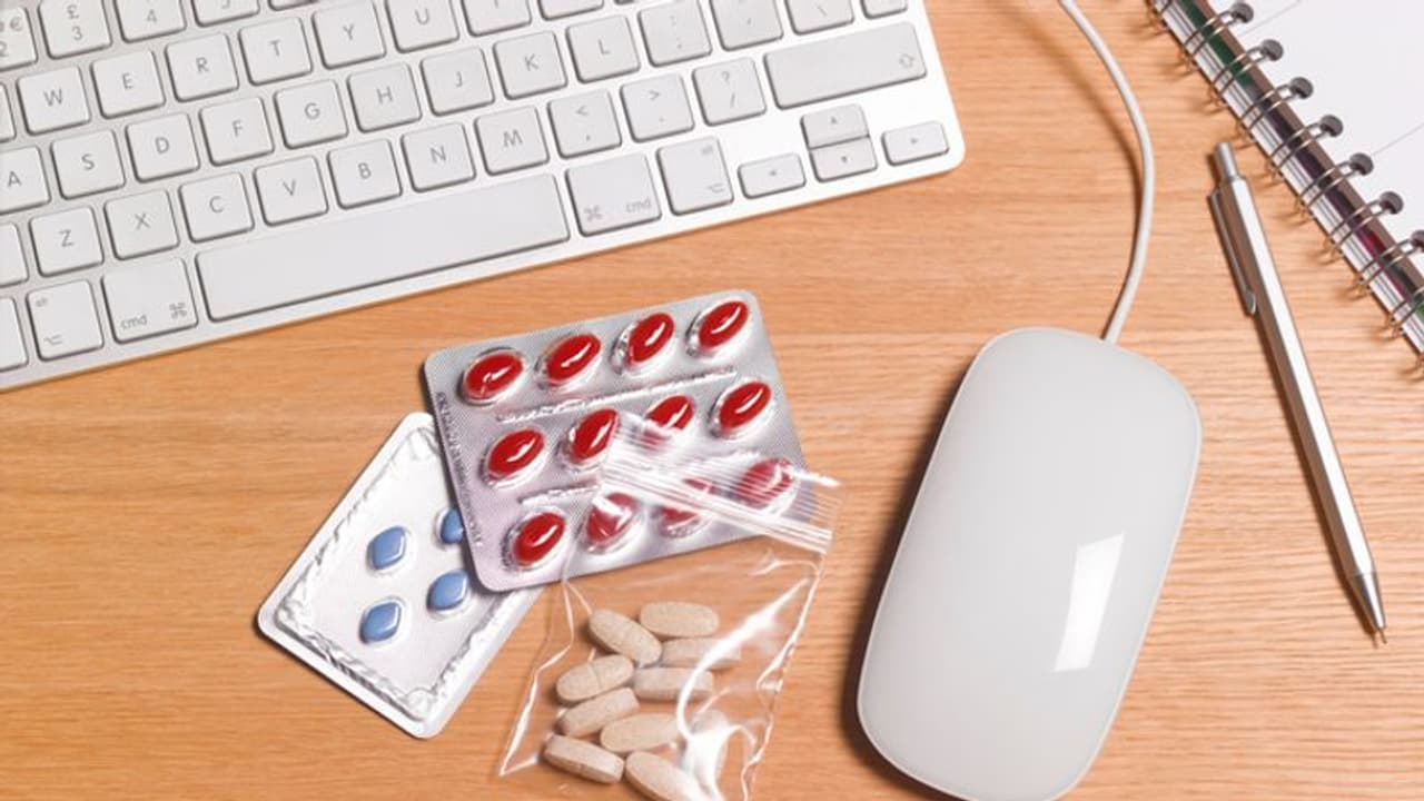 വയാഗ്രയുടെ പേരില് തട്ടിപ്പ്, അമേരിക്കക്കാരെ പറ്റിച്ച മുംബൈ സംഘം പിടിയില് വയാഗ്രയുടെ പേരില് തട്ടിപ്പ്, അമേരിക്കക്കാരെ പറ്റിച്ച മുംബൈ സംഘം പിടിയില്