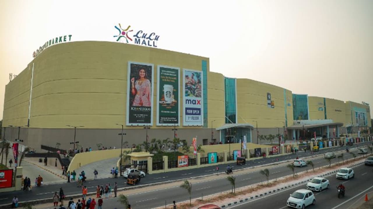 1 വര്ഷത്തിനിടെ തലസ്ഥാനത്തെ ലുലു മാള് സന്ദര്ശിച്ചത് 2 കോടിയിലധികം ആളുകള്, 20 ലക്ഷം വാഹനങ്ങള് 1 വര്ഷത്തിനിടെ തലസ്ഥാനത്തെ ലുലു മാള് സന്ദര്ശിച്ചത് 2 കോടിയിലധികം ആളുകള്, 20 ലക്ഷം വാഹനങ്ങള്