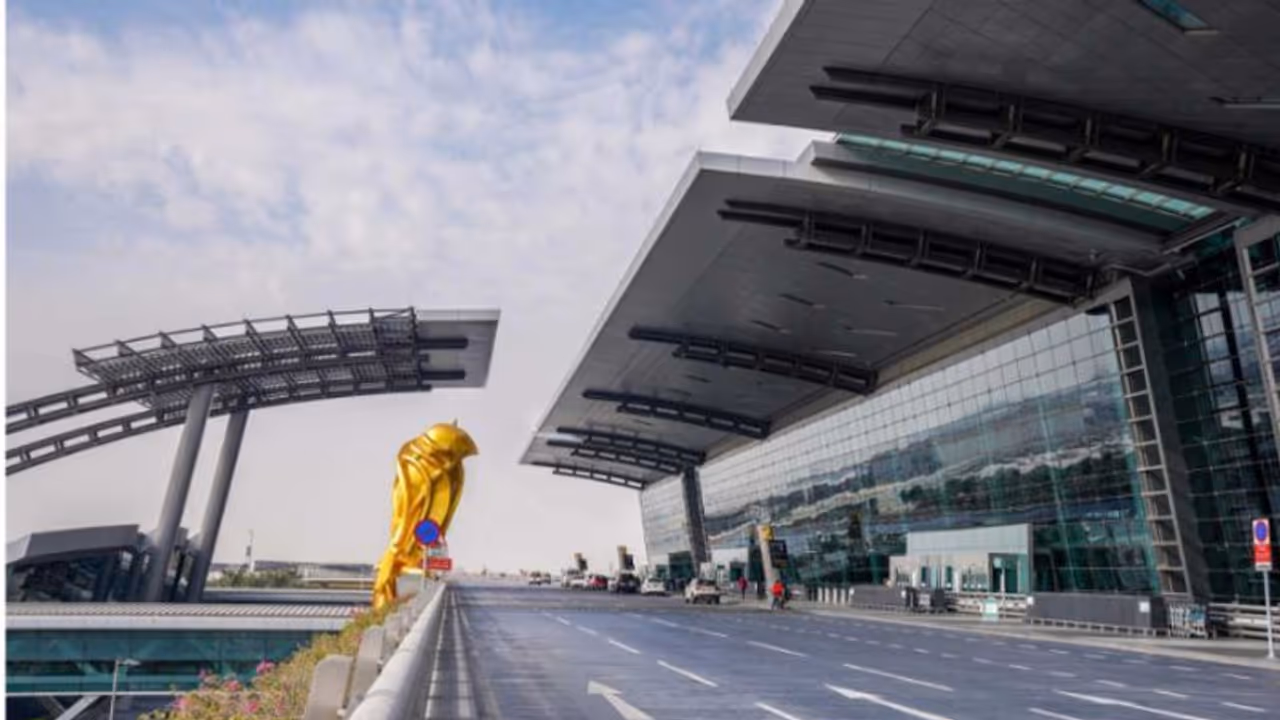 ലോകകപ്പ് ഫുട്ബോള് മത്സരത്തിന്റെ ടിക്കറ്റും ചോദിച്ച് എയര്പോര്ട്ടില് വരരുതെന്ന് മുന്നറിയിപ്പ് ലോകകപ്പ് ഫുട്ബോള് മത്സരത്തിന്റെ ടിക്കറ്റും ചോദിച്ച് എയര്പോര്ട്ടില് വരരുതെന്ന് മുന്നറിയിപ്പ്