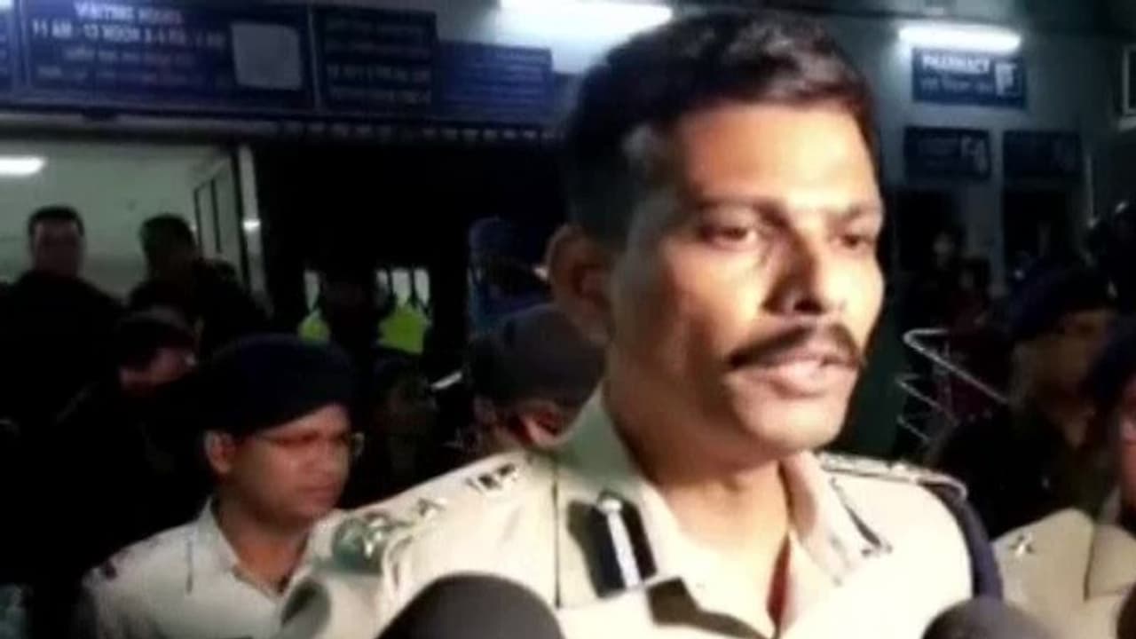 पश्चिम बंगाल: कंबल बांटने के दौरान मची भगदड़ में 3 की मौत, TMC ने शुभेंदु अधिकारी को बताया जिम्मेदार पश्चिम बंगाल: कंबल बांटने के दौरान मची भगदड़ में 3 की मौत, TMC ने शुभेंदु अधिकारी को बताया जिम्मेदार