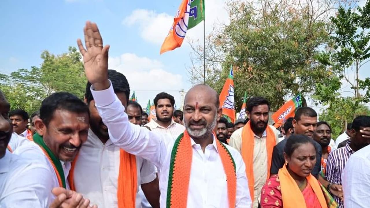 రాష్ట్రాన్ని లూటీ చేసి రూ.5 లక్షల కోట్ల అప్పుల భారం మోపిన కేసీఆర్.. : ప్రభుత్వంపై బండిసంజయ్ ఫైర్ రాష్ట్రాన్ని లూటీ చేసి రూ.5 లక్షల కోట్ల అప్పుల భారం మోపిన కేసీఆర్.. : ప్రభుత్వంపై బండిసంజయ్ ఫైర్