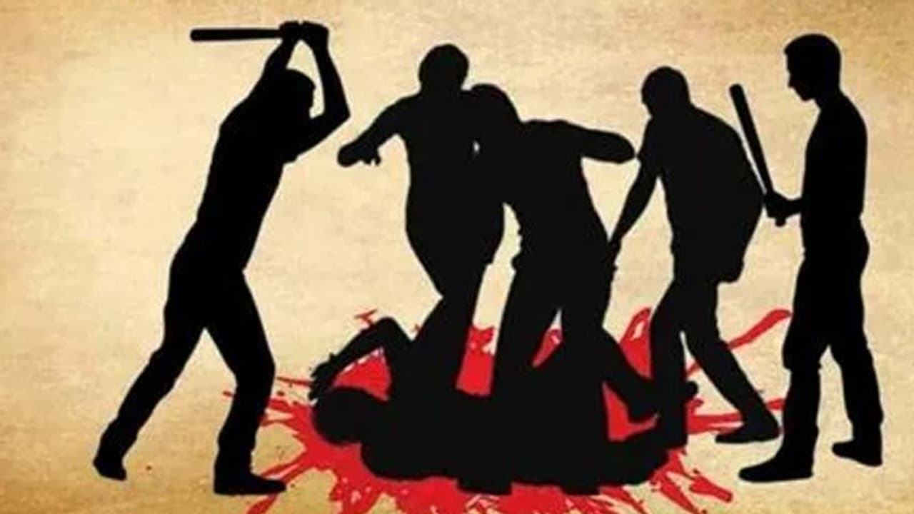 சென்னையில் பட்டப்பகலில் பயங்கரம்.. மனைவி கண்முன்னே பிரபல ரவுடி ஓட ஓட விரட்டி படுகொலை..! சென்னையில் பட்டப்பகலில் பயங்கரம்.. மனைவி கண்முன்னே பிரபல ரவுடி ஓட ஓட விரட்டி படுகொலை..!