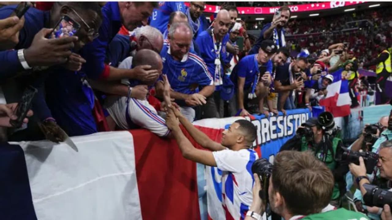 അഹങ്കാരിയെന്ന് ആര് പറഞ്ഞു; പരിക്കേറ്റ ആരാധകന് അടുത്തെത്തി ക്ഷമ ചോദിച്ച് എംബാപ്പെയുടെ മാതൃക