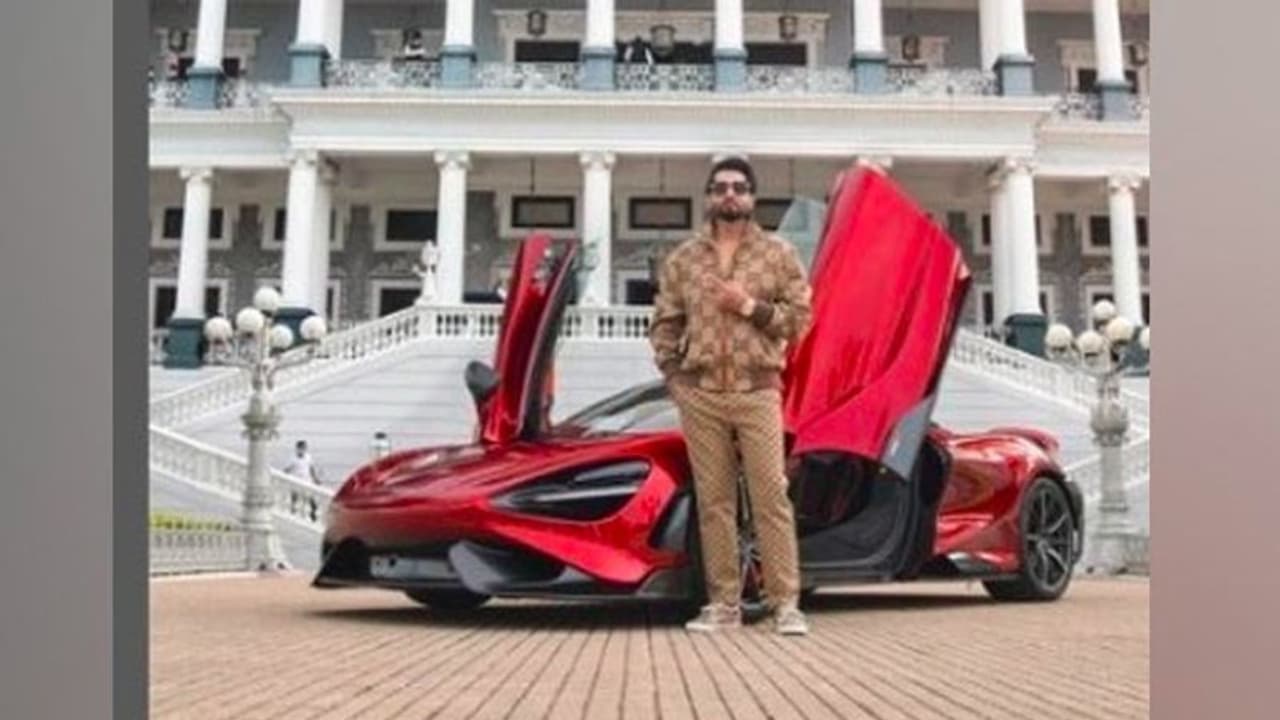 రూ.12కోట్ల కారు కొన్న హైదరాబాదీ... నెట్టింట ఫోటోలు వైరల్..!