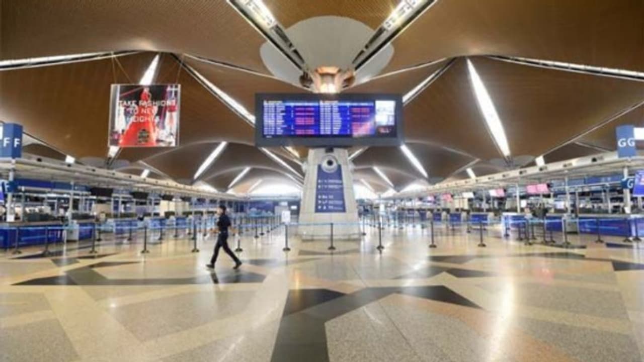 തൊഴിൽ തട്ടിപ്പിന് ഇരയായി വിമാനത്താവളത്തില് കുടുങ്ങിയ മലയാളിയെ നാട്ടിൽ തിരിച്ചെത്തിച്ചു തൊഴിൽ തട്ടിപ്പിന് ഇരയായി വിമാനത്താവളത്തില് കുടുങ്ങിയ മലയാളിയെ നാട്ടിൽ തിരിച്ചെത്തിച്ചു