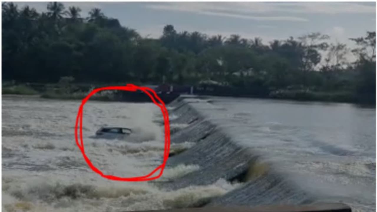 ചെക്ക് ഡാം കടക്കവെ പെട്ടെന്നുണ്ടായ ശക്തമായ ഒഴുക്കില്‍ കാര്‍ ഒഴുകിപ്പോയി; ഡ്രൈവറെ രക്ഷപ്പെടുത്തി 