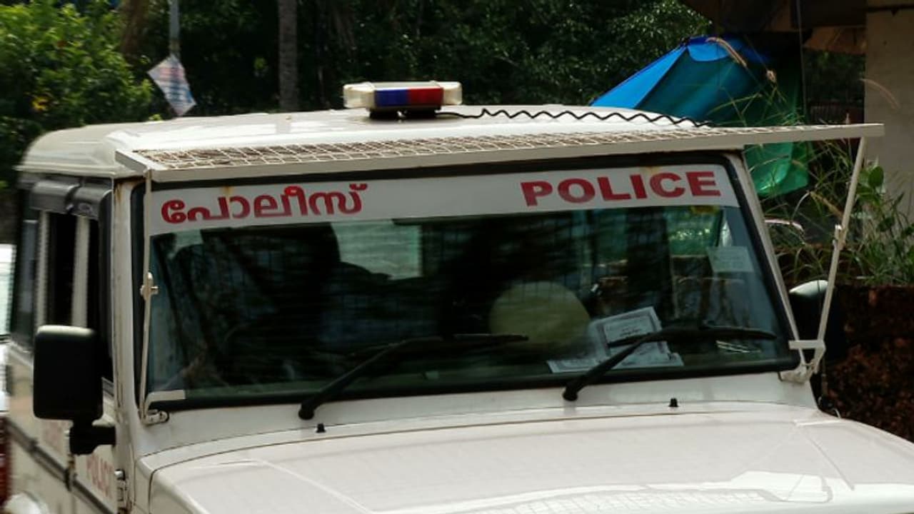 വ്യക്തി വൈരാഗ്യം, പൊലീസുകാർ ലാത്തികൊണ്ട് വളഞ്ഞിട്ട് തല്ലിയെന്ന് യുവാവിന്‍റെ പരാതി 