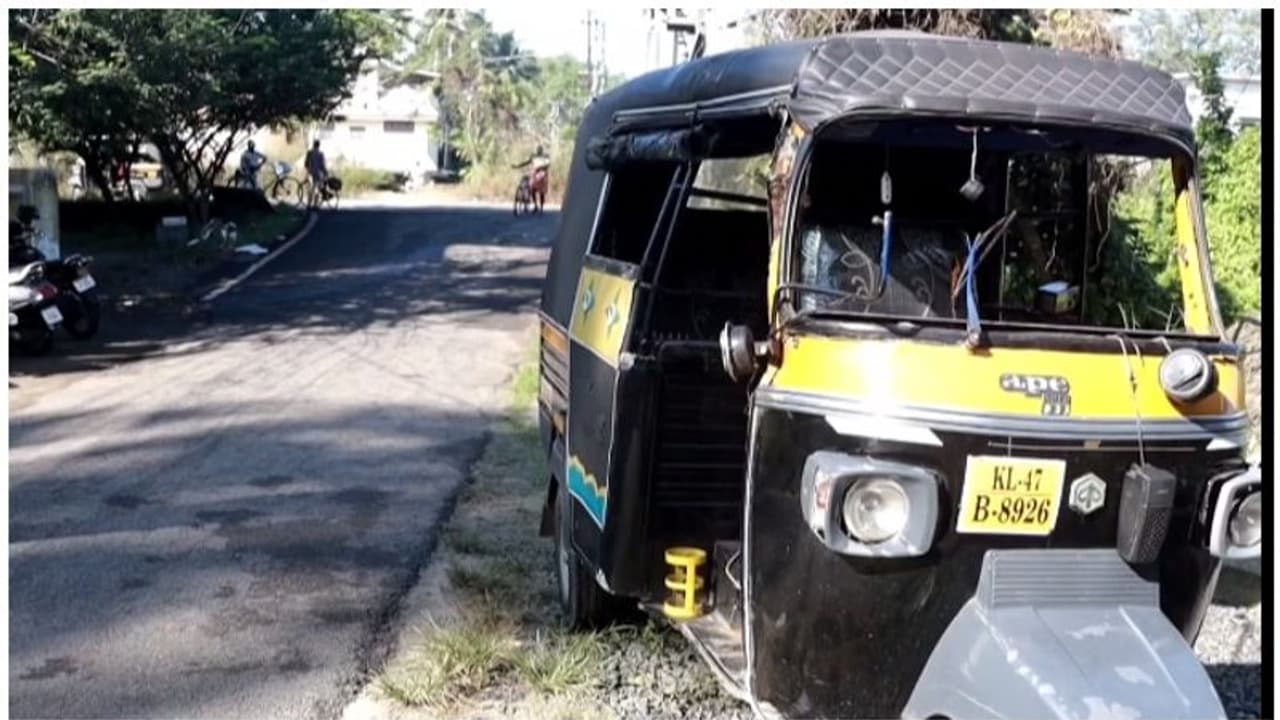 കൊടുങ്ങല്ലൂരിൽ ഓട്ടോറിക്ഷ മറിഞ്ഞ് ആറ് കുട്ടികൾക്ക് പരിക്ക് കൊടുങ്ങല്ലൂരിൽ ഓട്ടോറിക്ഷ മറിഞ്ഞ് ആറ് കുട്ടികൾക്ക് പരിക്ക്