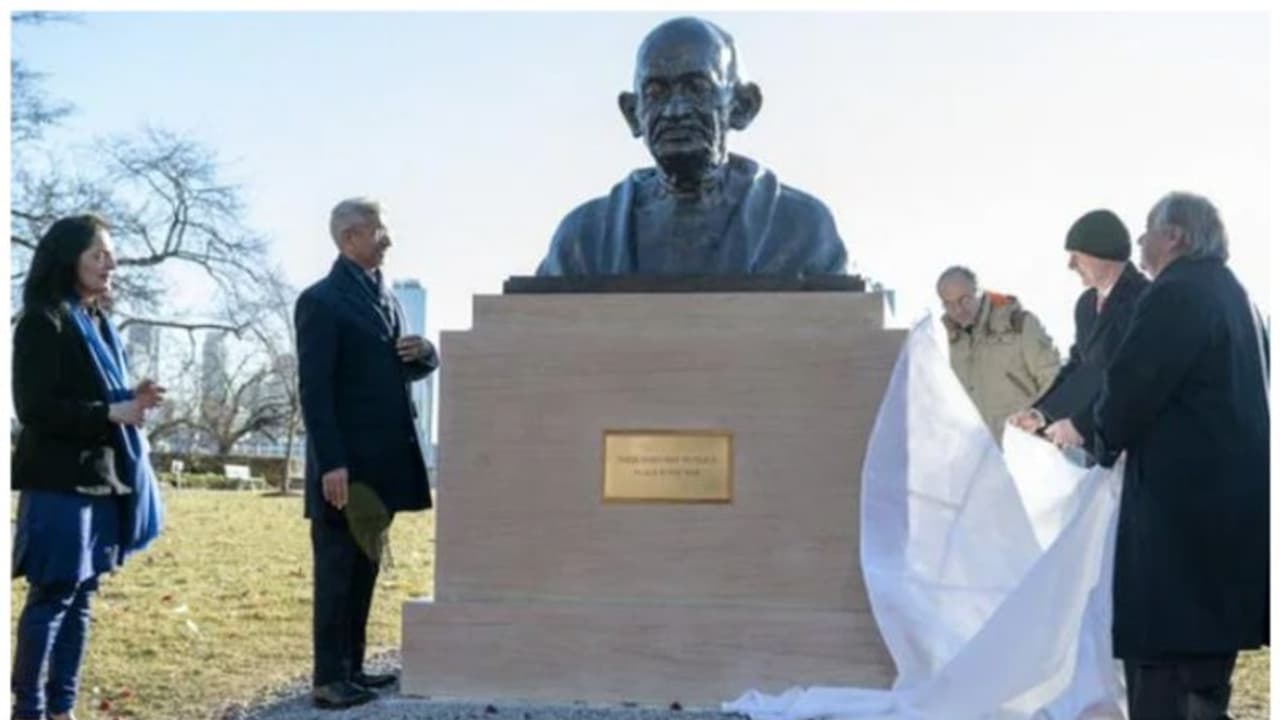 'അദ്ദേഹം ഉയർത്തിപ്പിടിച്ച മൂല്യങ്ങളുടെ ഓർമ്മപ്പെടുത്തൽ'; യുഎൻ ആസ്ഥാനത്ത് ഗാന്ധിപ്രതിമ അനാച്ഛാദനം ചെയ്തു 'അദ്ദേഹം ഉയർത്തിപ്പിടിച്ച മൂല്യങ്ങളുടെ ഓർമ്മപ്പെടുത്തൽ'; യുഎൻ ആസ്ഥാനത്ത് ഗാന്ധിപ്രതിമ അനാച്ഛാദനം ചെയ്തു