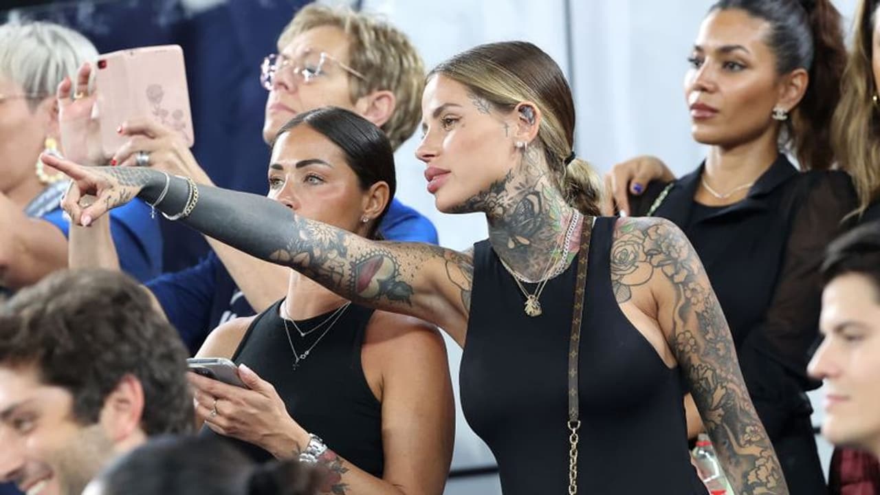 തിയോയുടെ തീ ഗോള്; ഗ്യാലറിയില് ആഘോഷനൃത്തമാടിയ ആ സെലിബ്രിറ്റി മോഡല് ആര് തിയോയുടെ തീ ഗോള്; ഗ്യാലറിയില് ആഘോഷനൃത്തമാടിയ ആ സെലിബ്രിറ്റി മോഡല് ആര്