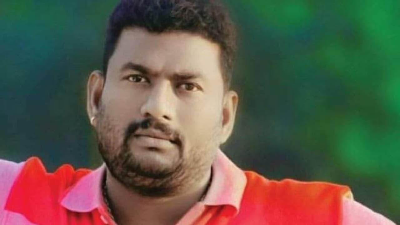 छत्तीसगढ़ में कांग्रेस नेता की गोली मारकर हत्या, दिनदहाड़े कार को घेरकर दोनों तरफ से बरसाईं गोलियां छत्तीसगढ़ में कांग्रेस नेता की गोली मारकर हत्या, दिनदहाड़े कार को घेरकर दोनों तरफ से बरसाईं गोलियां