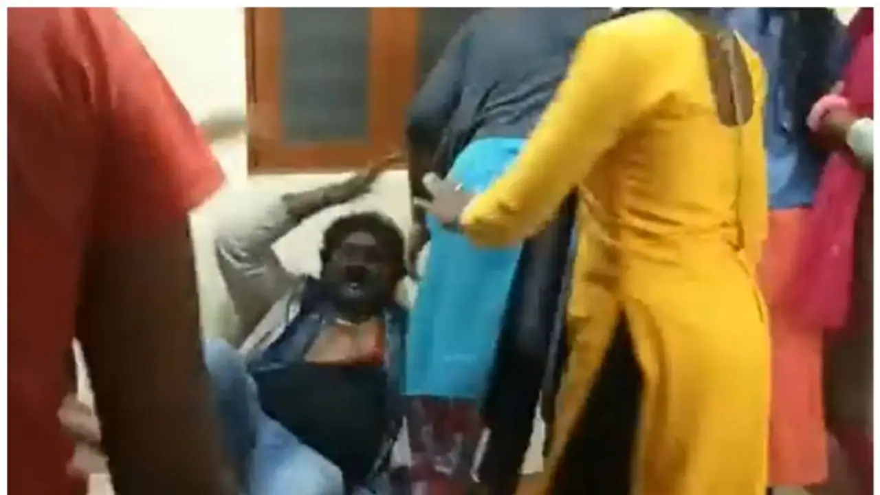 కీచక హెడ్‌మాస్టర్ భరతం పట్టిన విద్యార్థినులు.. చితకబాది పోలీసులకు అప్పగించిన హాస్టల్ స్టూడెంట్లు (వీడియో)