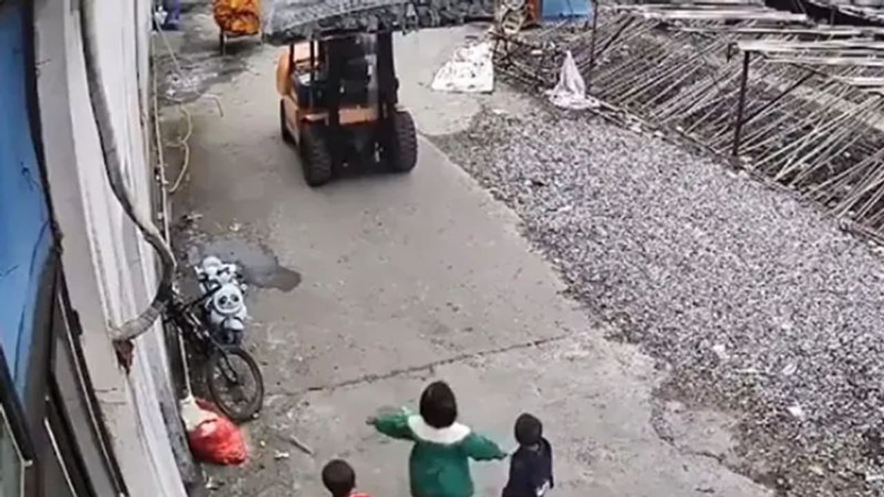 എന്തൊരു കരുതല്‍; സഹോദരങ്ങള്‍ക്കായി വണ്ടി നിർത്തിച്ച് കൊച്ചു മിടുക്കി; വൈറലായി വീഡിയോ