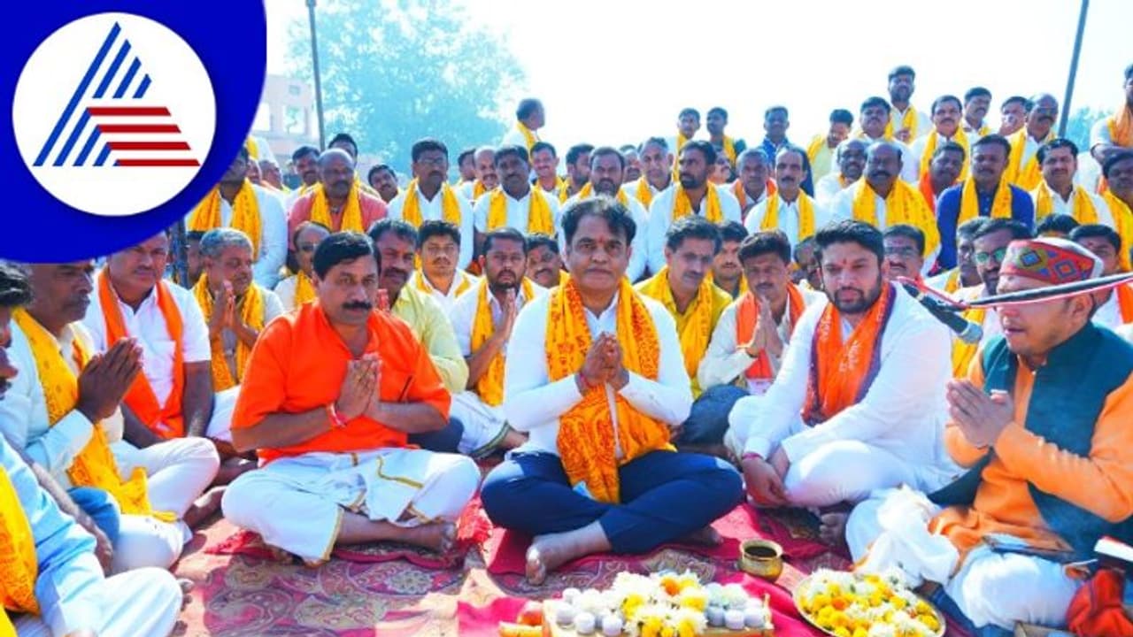 ಸಚಿವ ಅಶ್ವತ್ಥನಾರಾಯಣ ನೇತೃತ್ವದಲ್ಲಿ ರಾಮ ಮಂದಿರಕ್ಕೆ ಬೆಳ್ಳಿ ಇಟ್ಟಿಗೆ, ರೇಷ್ಮೆ ಸೀರೆ ಸಮರ್ಪಿಸಿದ ರಾಮನಗರ ಭಕ್ತರು ಸಚಿವ ಅಶ್ವತ್ಥನಾರಾಯಣ ನೇತೃತ್ವದಲ್ಲಿ ರಾಮ ಮಂದಿರಕ್ಕೆ ಬೆಳ್ಳಿ ಇಟ್ಟಿಗೆ, ರೇಷ್ಮೆ ಸೀರೆ ಸಮರ್ಪಿಸಿದ ರಾಮನಗರ ಭಕ್ತರು