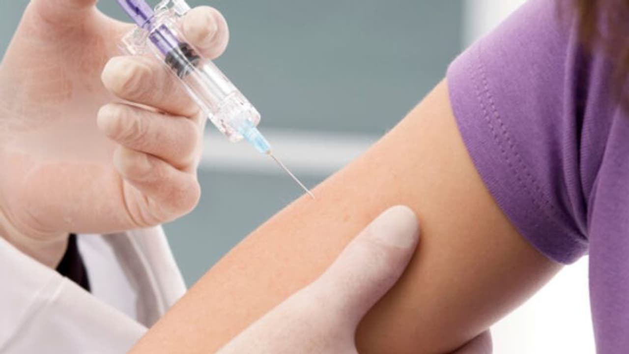 സെർവിക്കൽ ക്യാന്സര്; ഇന്ത്യ തദ്ദേശീയമായി വികസിപ്പിച്ച പ്രതിരോധ വാക്സിൻ ഏപ്രിലിൽ വിപണിയിലെത്തും സെർവിക്കൽ ക്യാന്സര്; ഇന്ത്യ തദ്ദേശീയമായി വികസിപ്പിച്ച പ്രതിരോധ വാക്സിൻ ഏപ്രിലിൽ വിപണിയിലെത്തും