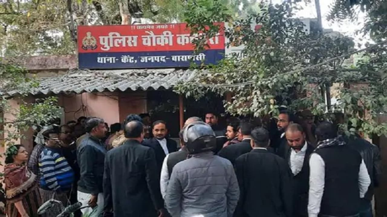 वाराणसी: वकीलों ने पुलिस चौकी में घुसकर की युवक की पिटाई, माफी मांगने पर भी नहीं पसीजा दिल, देखें वायरल वीडियो वाराणसी: वकीलों ने पुलिस चौकी में घुसकर की युवक की पिटाई, माफी मांगने पर भी नहीं पसीजा दिल, देखें वायरल वीडियो