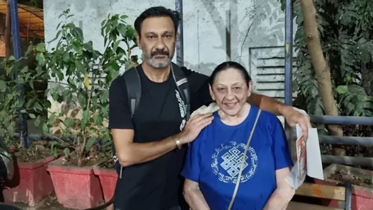 'ഞാന് ജീവനോടെയുണ്ട്'; മകന് തലയ്ക്കടിച്ച് കൊന്നെന്ന വ്യാജവാര്ത്തയ്ക്കെതിരെ നടി വീണ കപൂര് 'ഞാന് ജീവനോടെയുണ്ട്'; മകന് തലയ്ക്കടിച്ച് കൊന്നെന്ന വ്യാജവാര്ത്തയ്ക്കെതിരെ നടി വീണ കപൂര്