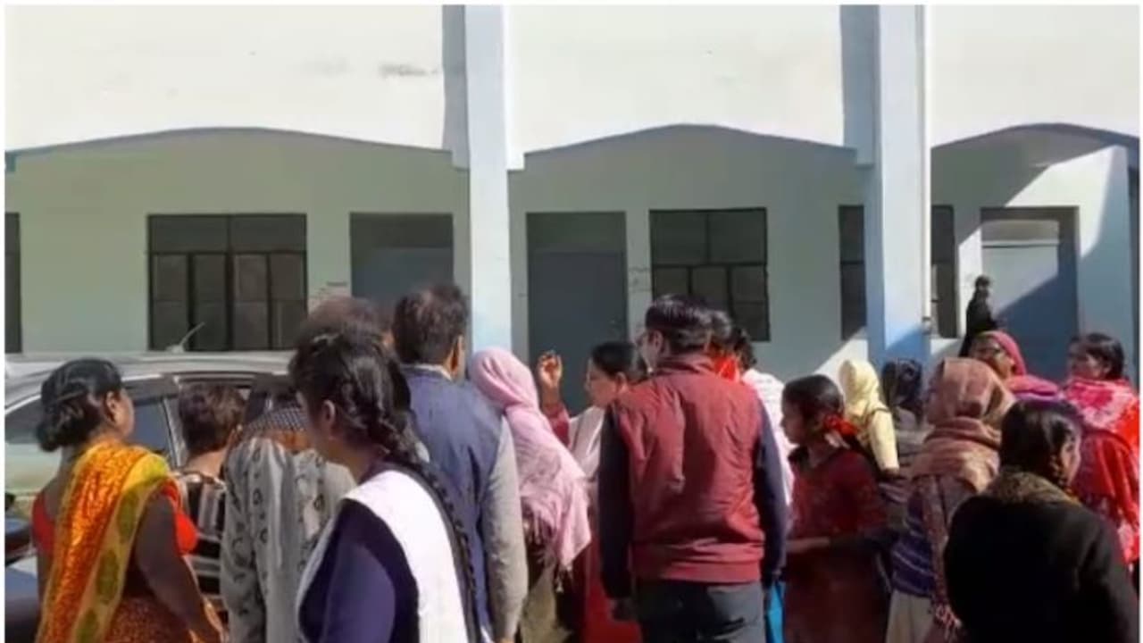 അധ്യാപകന് വഴക്ക് പറഞ്ഞു; പത്താം ക്ലാസ് വിദ്യാര്ത്ഥിനി സ്കൂളിന് മുകളില് നിന്ന് ചാടി ആത്മഹത്യയ്ക്ക്ശ്രമിച്ചു അധ്യാപകന് വഴക്ക് പറഞ്ഞു; പത്താം ക്ലാസ് വിദ്യാര്ത്ഥിനി സ്കൂളിന് മുകളില് നിന്ന് ചാടി ആത്മഹത്യയ്ക്ക്ശ്രമിച്ചു