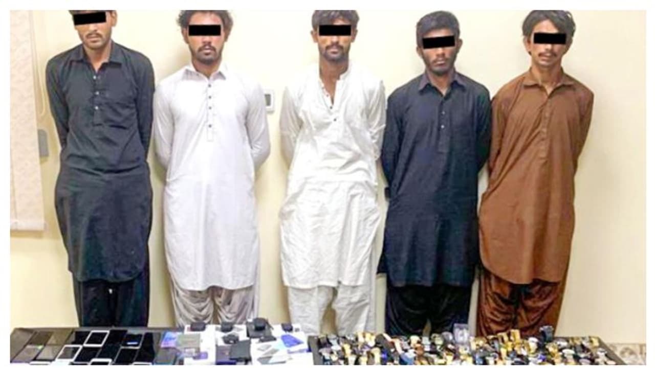 യുഎഇയില് കടകള് കുത്തിത്തുറന്ന് മോഷണം; അഞ്ച് പ്രവാസി യുവാക്കള് പിടിയില് യുഎഇയില് കടകള് കുത്തിത്തുറന്ന് മോഷണം; അഞ്ച് പ്രവാസി യുവാക്കള് പിടിയില്