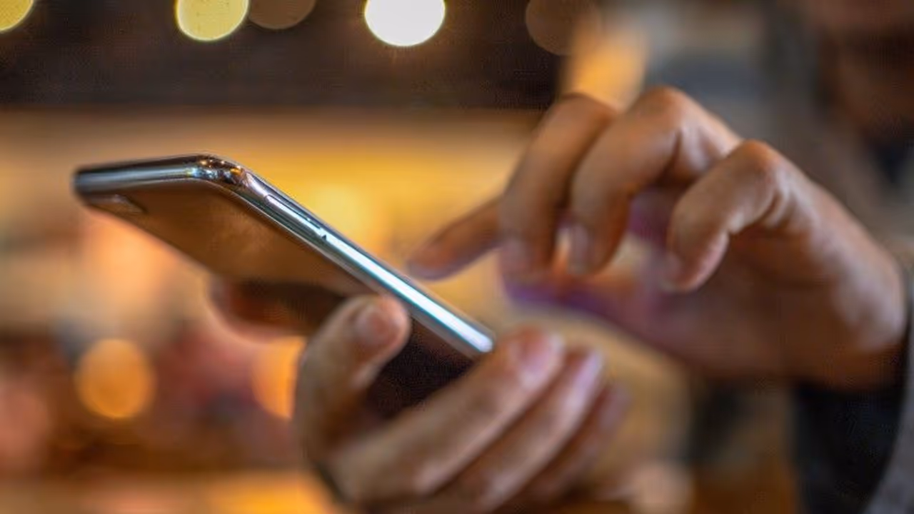 വീട്ടുകാർ എതിർത്തു, വിവാഹത്തിൽ നിന്ന് പിന്മാറി; മുൻ കാമുകയുടെ അശ്ലീല വീഡിയോ ഓൺലൈനിൽ, യുവാവ് പിടിയിൽ വീട്ടുകാർ എതിർത്തു, വിവാഹത്തിൽ നിന്ന് പിന്മാറി; മുൻ കാമുകയുടെ അശ്ലീല വീഡിയോ ഓൺലൈനിൽ, യുവാവ് പിടിയിൽ