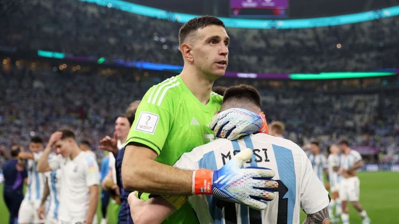 മെസിയെ ഇന്ത്യയില് കൊണ്ടുവരുമെന്ന് ഉറപ്പ് നല്കി എമിലിയാനോ മാര്ട്ടിനെസ് മെസിയെ ഇന്ത്യയില് കൊണ്ടുവരുമെന്ന് ഉറപ്പ് നല്കി എമിലിയാനോ മാര്ട്ടിനെസ്