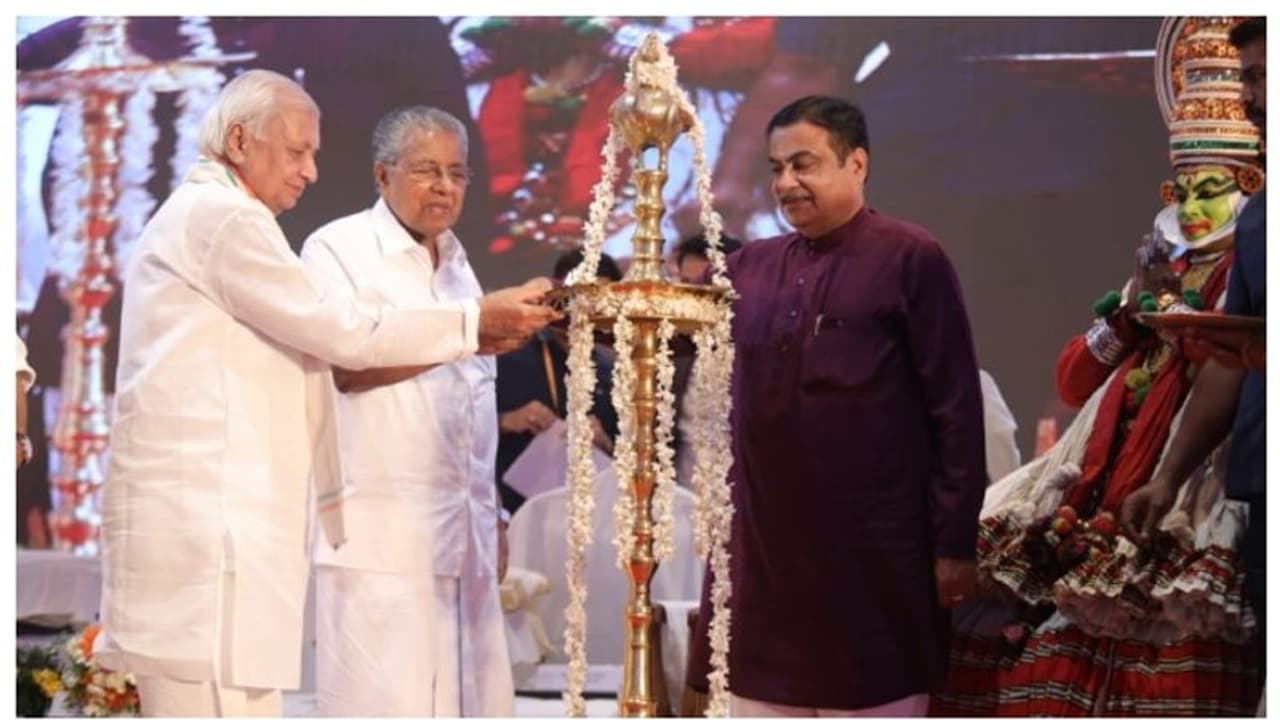 ദേശീയപാത വികസനം: കേന്ദ്രവുമായി തര്ക്കമില്ല, തര്ക്കമുണ്ടെന്ന് ആരും മനപ്പായസമുണ്ണെണ്ടന്ന് മുഖ്യമന്ത്രി ദേശീയപാത വികസനം: കേന്ദ്രവുമായി തര്ക്കമില്ല, തര്ക്കമുണ്ടെന്ന് ആരും മനപ്പായസമുണ്ണെണ്ടന്ന് മുഖ്യമന്ത്രി