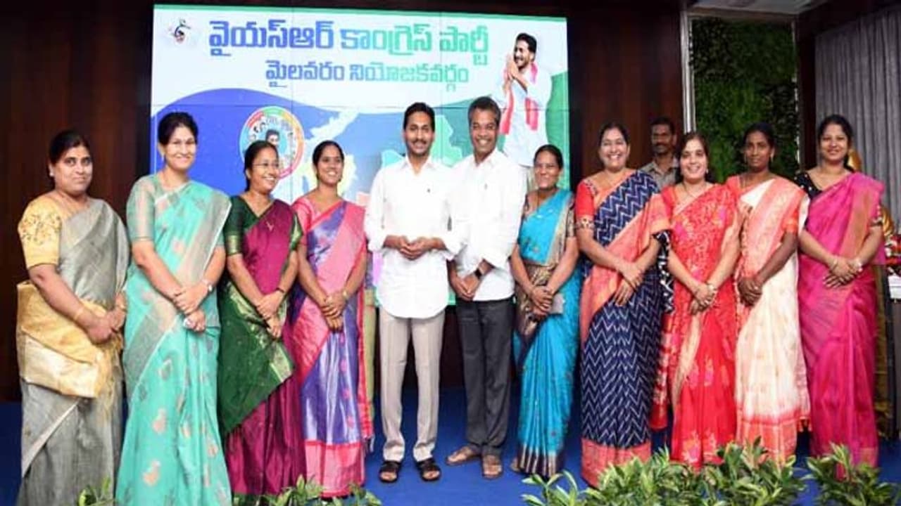 సంక్షేమ పథకాల అమలు తీరుపై బూత్ కమిటీల పరిశీలన: మైలవరం వైసీపీ నేతలతో సీఎం జగన్ భేటీ సంక్షేమ పథకాల అమలు తీరుపై బూత్ కమిటీల పరిశీలన: మైలవరం వైసీపీ నేతలతో సీఎం జగన్ భేటీ
