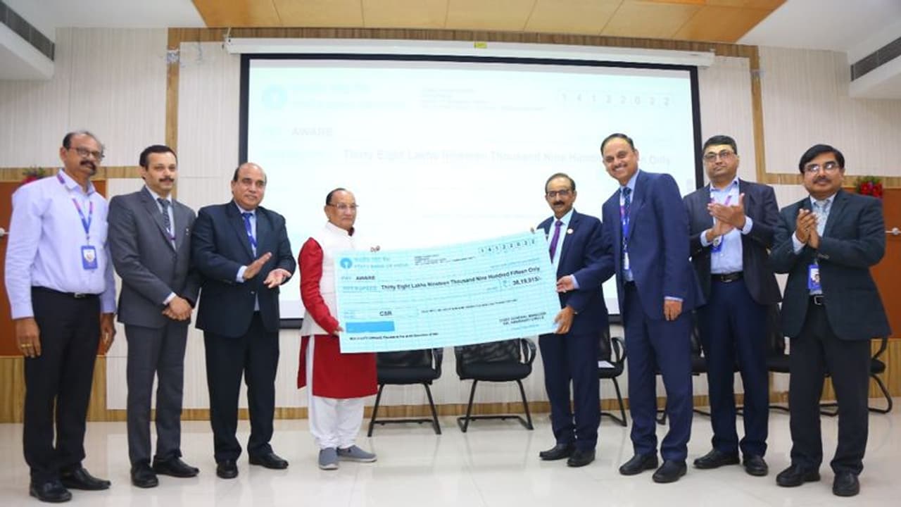 ఎస్బీఐ సీఎస్ఆర్ యాక్టివిటీ.. దండకారణ్యంలో చేతిపంపుల కోసం రూ. 38.20 లక్షల చెక్కు ఎస్బీఐ సీఎస్ఆర్ యాక్టివిటీ.. దండకారణ్యంలో చేతిపంపుల కోసం రూ. 38.20 లక్షల చెక్కు