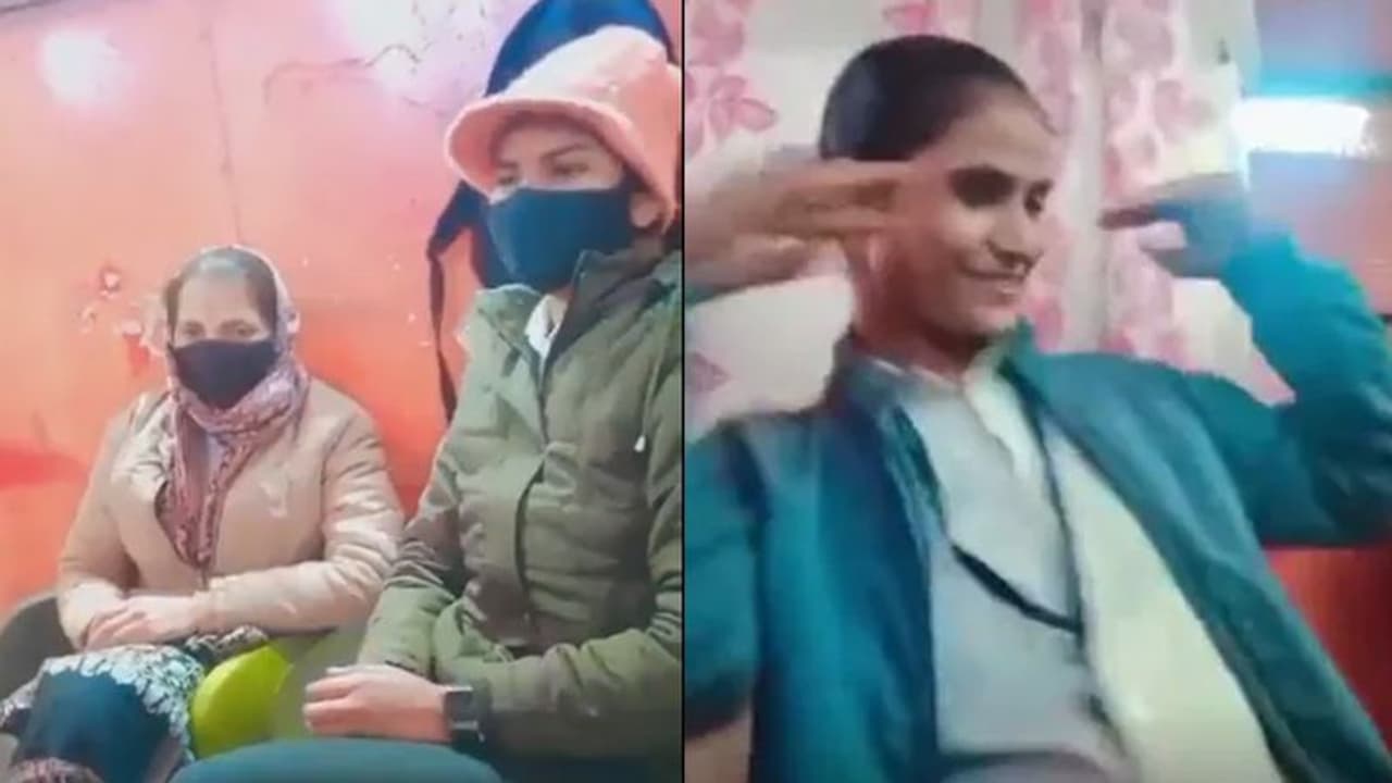 ಎಸ್‌ಪಿ ಫೋನ್‌ಗೆ ಬಂತು ಮಹಿಳಾ ಪೇದೆಯರ ಡಾನ್ಸ್ ರೀಲ್ಸ್: ಹಾಯ್ ಹಾಯ್ ಎಂದು ಕುಣಿದವರಿಗೆ ವರ್ಗಾವಣೆ ಶಿಕ್ಷೆ