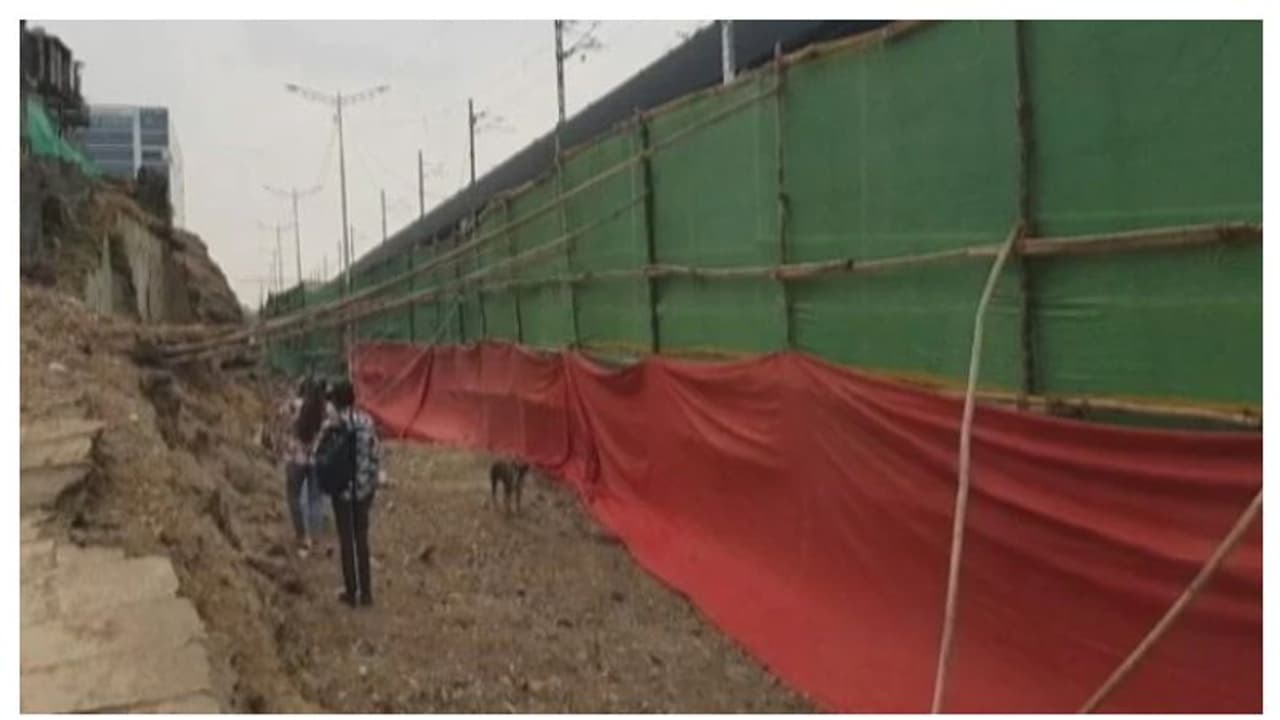 ജി 20 ഉച്ചകോടിക്കായി വിദേശരാജ്യ പ്രതിനിധികൾ എത്തി; മുംബൈയിലെ ചേരികൾ ഷീറ്റുപയോഗിച്ച് മറയ്ക്കുന്നു