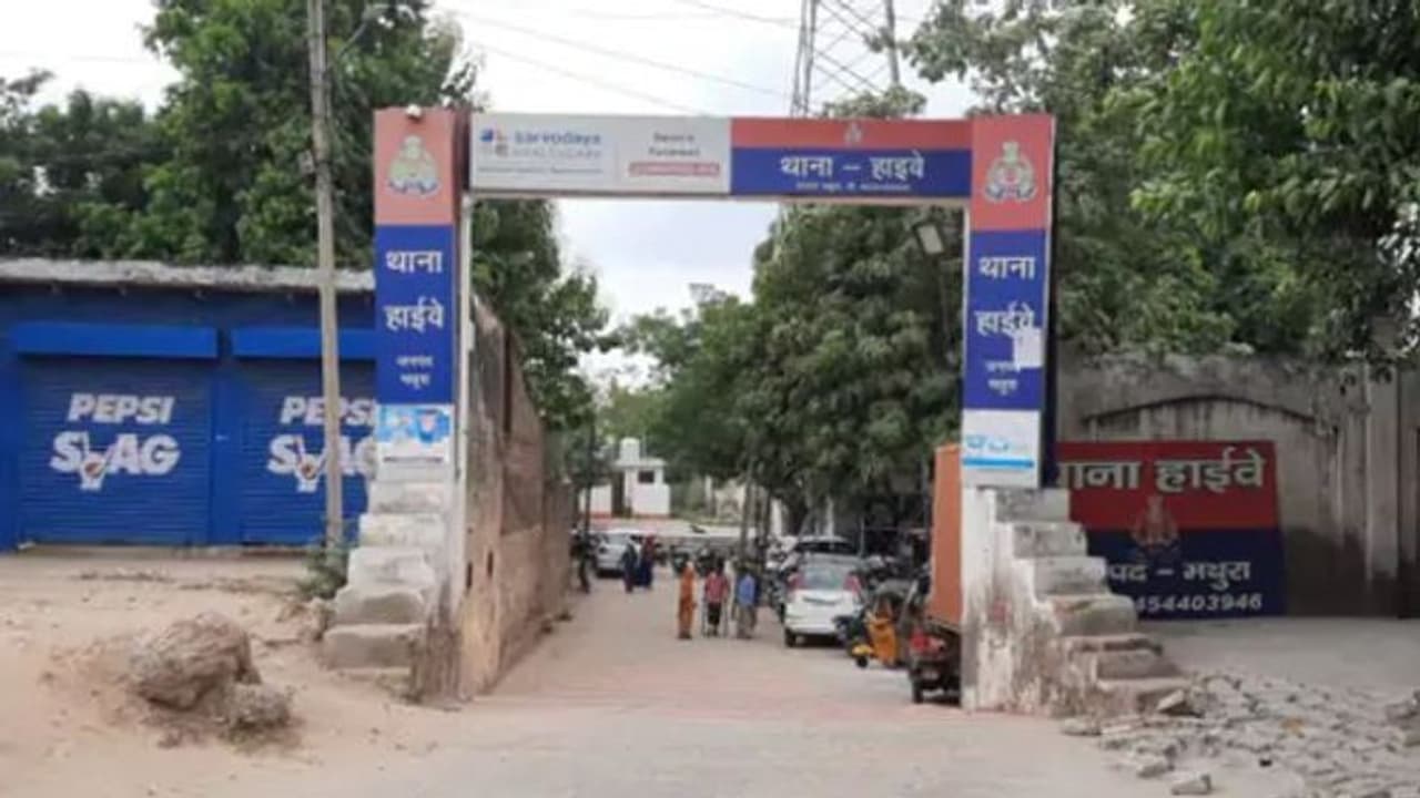 GRP में तैनात सिपाही की पत्नी चोर, वाशिंग मशीन में छिपाए थे 22 लाख के गहने, सच को सुन पुलिस भी रह गई हैरान GRP में तैनात सिपाही की पत्नी चोर, वाशिंग मशीन में छिपाए थे 22 लाख के गहने, सच को सुन पुलिस भी रह गई हैरान