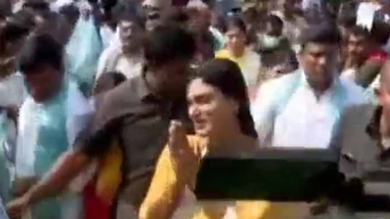 వైఎస్ఆర్టీపీ కార్యాలయానికి భూమి పూజ: పాలేరు నుండి పోటీకి షర్మిల ప్లాన్ వైఎస్ఆర్టీపీ కార్యాలయానికి భూమి పూజ: పాలేరు నుండి పోటీకి షర్మిల ప్లాన్