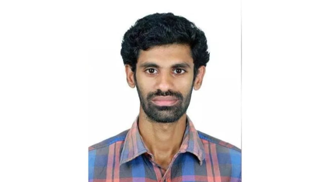 ഒമാനില് മരിച്ച മലയാളി യുവാവിന്റെ മൃതദേഹം നാട്ടിലേക്ക് കൊണ്ടുപോയി ഒമാനില് മരിച്ച മലയാളി യുവാവിന്റെ മൃതദേഹം നാട്ടിലേക്ക് കൊണ്ടുപോയി