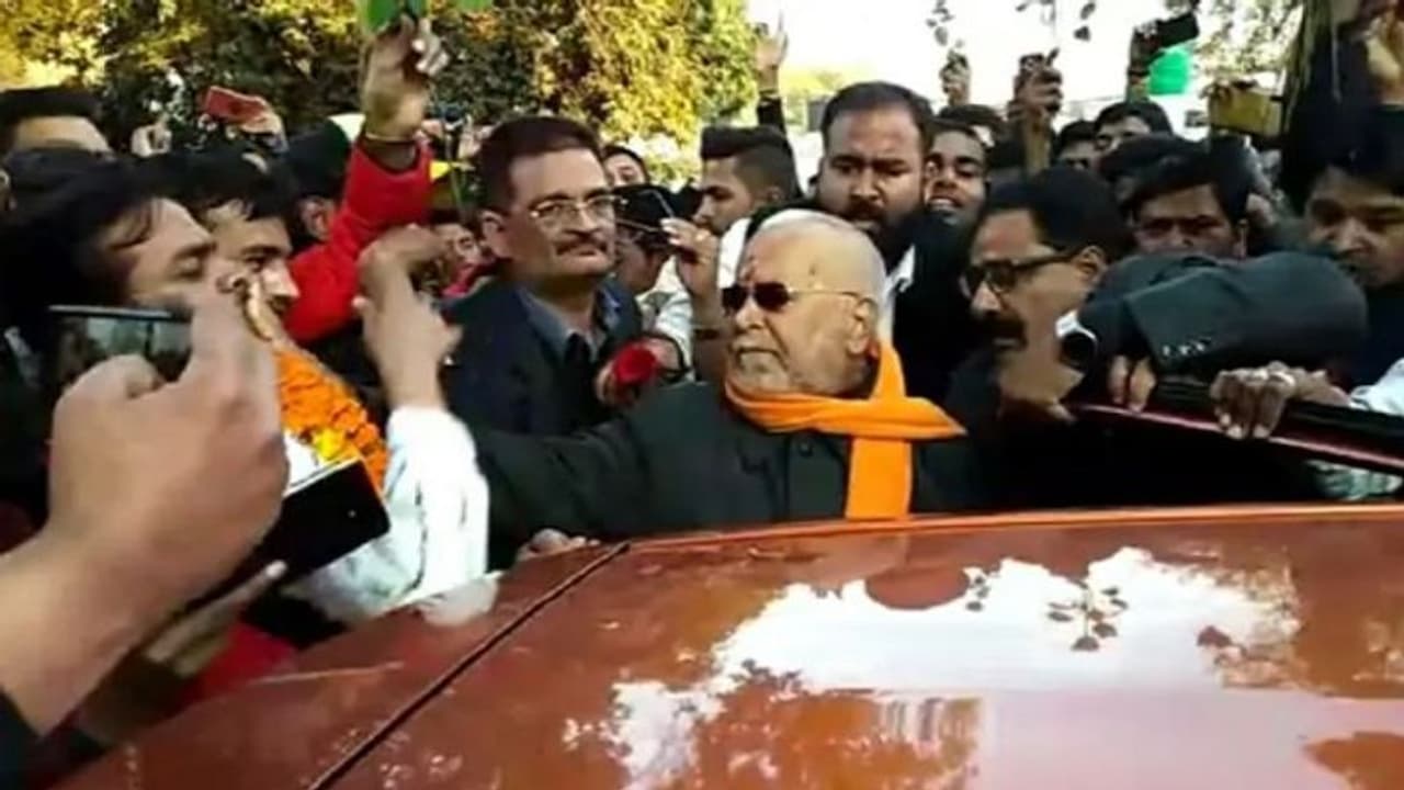 पूर्व केंद्रीय मंत्री स्वामी चिन्मयानंद फरार घोषित, शिष्या से रेप मामले में जारी हुआ था NBW पूर्व केंद्रीय मंत्री स्वामी चिन्मयानंद फरार घोषित, शिष्या से रेप मामले में जारी हुआ था NBW