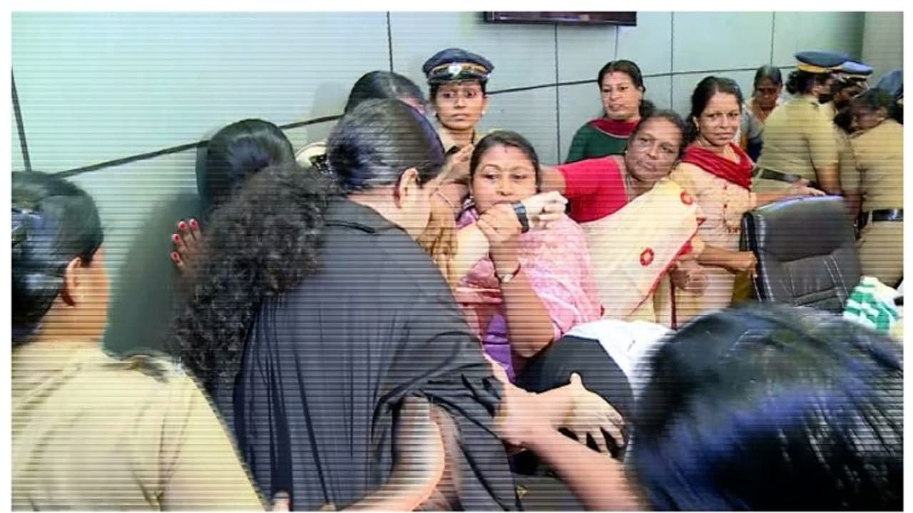 കത്ത് വിവാദം: മേയറുടെ വഴിതടഞ്ഞു, നഗരസഭയിൽ സംഘർഷം; 9 ബിജെപി വനിതാ കൗൺസിലർമാർക്ക് സസ്പെൻഷൻ കത്ത് വിവാദം: മേയറുടെ വഴിതടഞ്ഞു, നഗരസഭയിൽ സംഘർഷം; 9 ബിജെപി വനിതാ കൗൺസിലർമാർക്ക് സസ്പെൻഷൻ