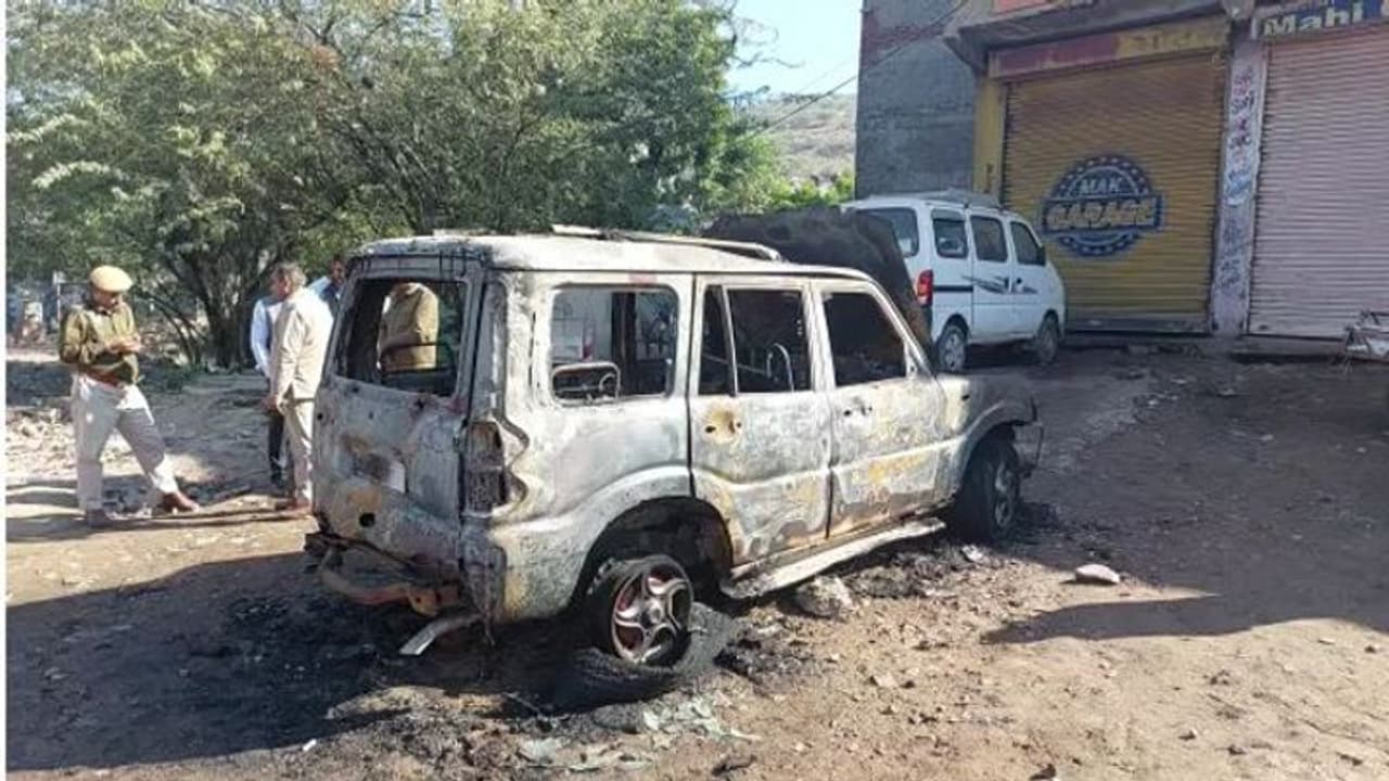 गैरेज के बाहर खड़ी कार में अचानक लग गई आग, बुझाने के बाद गेट खोला तो उड़ गए होश, हादसा या हत्या खड़ा हुआ सवाल गैरेज के बाहर खड़ी कार में अचानक लग गई आग, बुझाने के बाद गेट खोला तो उड़ गए होश, हादसा या हत्या खड़ा हुआ सवाल