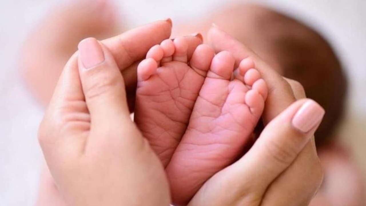 அதிசயம்.!! நான்கு கால்களுடன் பிறந்த குழந்தை.. வைரலாகும் போட்டோஸ் ! அதிசயம்.!! நான்கு கால்களுடன் பிறந்த குழந்தை.. வைரலாகும் போட்டோஸ் !