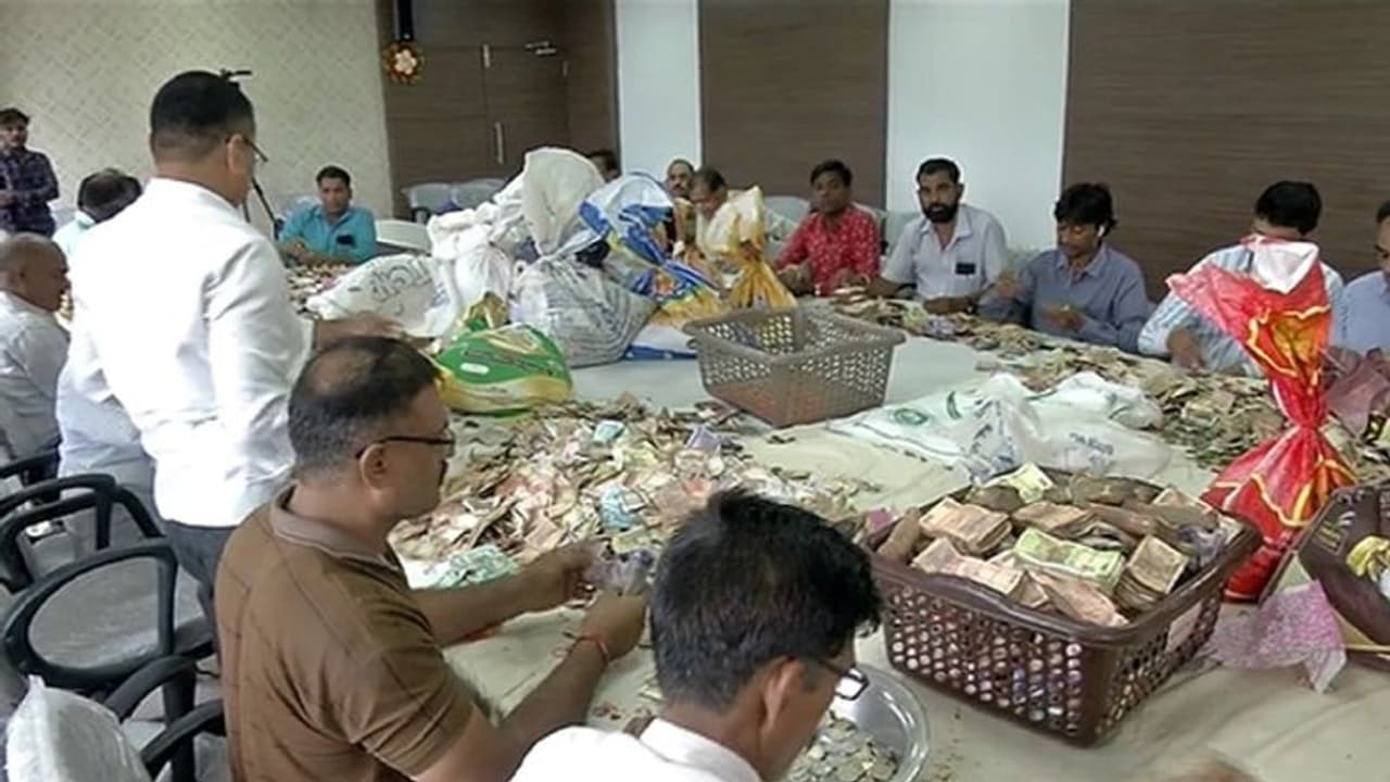 मंदिर की दानपेटी में मिले यूरो डॉलर, किसी में मिला चेक, एक में मिली चिट्ठी लिखा था हे भगवान मेरी शादी करवाओ 