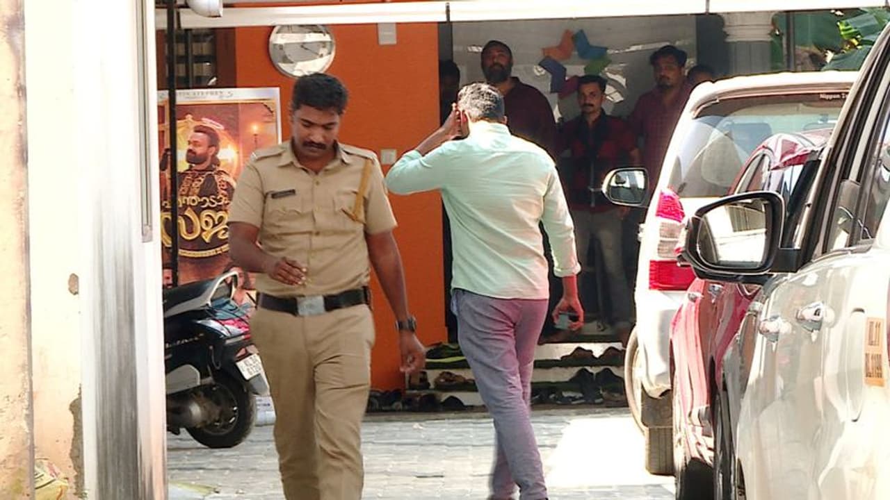 പൃഥ്വിരാജ്, ലിസ്റ്റിൻ സ്റ്റീഫൻ, ആന്റണി പെരുമ്പാവൂർ അടക്കമുള്ളവരുടെ വീട്ടിലും കമ്പനികളിലും റെയ്ഡ് തുടരുന്നു പൃഥ്വിരാജ്, ലിസ്റ്റിൻ സ്റ്റീഫൻ, ആന്റണി പെരുമ്പാവൂർ അടക്കമുള്ളവരുടെ വീട്ടിലും കമ്പനികളിലും റെയ്ഡ് തുടരുന്നു