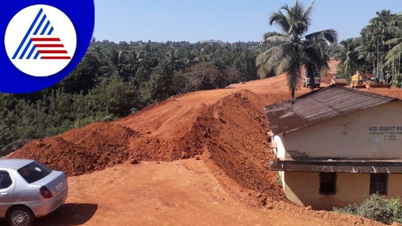 Udupi: ರಾಷ್ಟ್ರೀಯ ಹೆದ್ದಾರಿಯ ಕಾಮಗಾರಿಯಿಂದ ತೊಂದರೆ, ರಸ್ತೆ ಬಂದ್ ಮಾಡಿ ಸ್ಥಳೀಯರ ಆಕ್ರೋಶ Udupi: ರಾಷ್ಟ್ರೀಯ ಹೆದ್ದಾರಿಯ ಕಾಮಗಾರಿಯಿಂದ ತೊಂದರೆ, ರಸ್ತೆ ಬಂದ್ ಮಾಡಿ ಸ್ಥಳೀಯರ ಆಕ್ರೋಶ